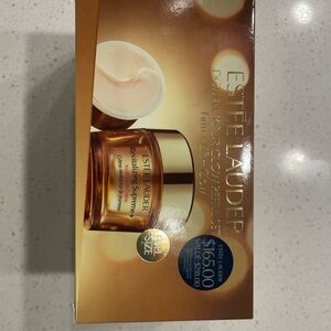 New Estee Lauder Revitalizing Supreme+ Creme Moisturizer Set
Firm + Lift + Glow